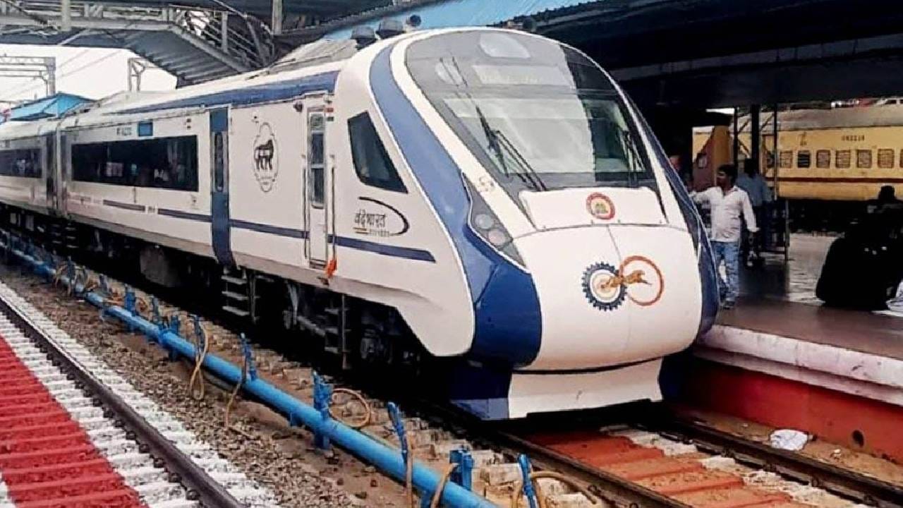 सीएसएमटी ते नांदेड वंदे भारत एक्सप्रेसच्या तिकीट दर रिपोर्टनुसार, एसी चेअर कार 1,750 रुपये आणि एक्झिक्यूटिव्ह एसी चेअर कार 3,300 रुपये याप्रमाणे. परतीच्या प्रवासामध्ये ही गाडी नांदेडहून सकाळी 5 वाजता निघेल. या गाडीची विशेष बाब म्हणजे तुम्ही अगदी कमी वेळात नांदेडहून मुंबईला येऊ शकता. वंदेभारत एक्सप्रेसमध्ये प्रवाशांना अनेक सुविधा देखील मिळतात. परभणी नांदेडमध्ये पहिल्यांदाच ही गाडी धावणार आहे. 