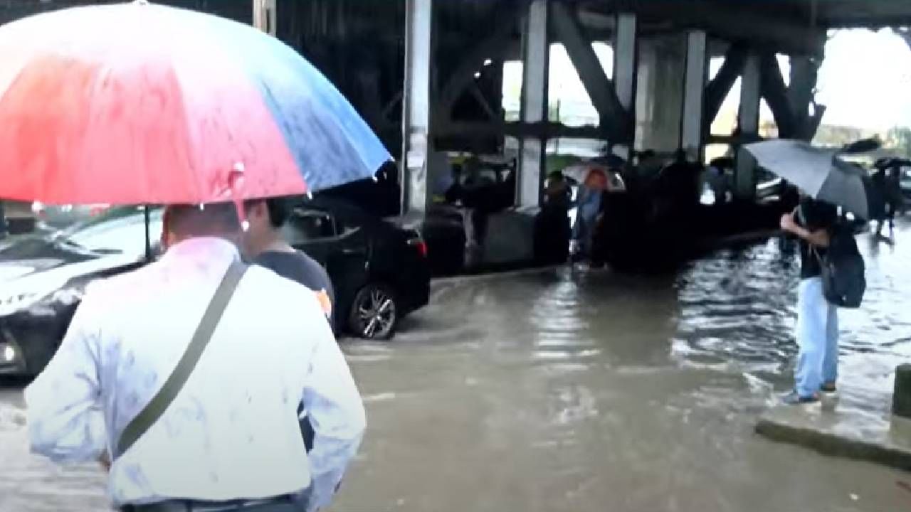 दादर स्टेशन परिसरात पाणी साचलं आहे. मुंबई महानगरपालिकेच्या वतीने मोटर लावून पाणी काढण्याचं काम सुरू आहे. तसंच मुंबई पोलिसांकडून वाहतूक कोंडी सुरळीत करण्याचं काम सुरू आहे.