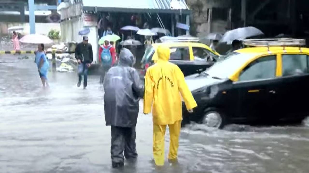 मुंबईत संततधार पावसामुळे चुनाभट्टी विभागातील चुनाभट्टी रेल्वे स्टेशन, आंबेकर नगर, समर्थ नगर, भक्ती धाम रोड, धावजी केणी मार्ग, भाजी मार्केट, वि. एन.पूर्व मार्ग परिसरात पाणी साचलं आहे.