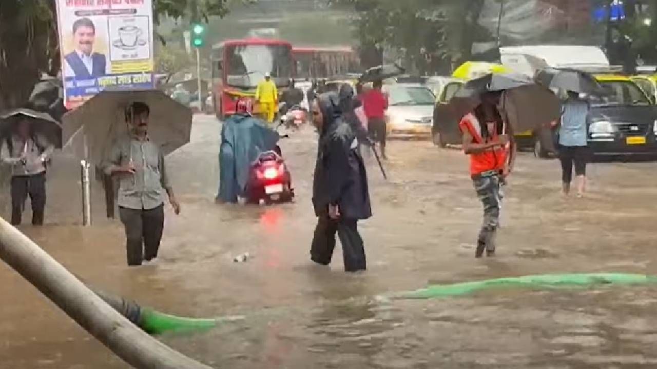 सकाळपासून सुरू असलेल्या मुसळधार पावसामुळे मुंबईतील दादरसह इतर भागात पाणी साचलं आहे. दादरच टी टी पूलजवळच्या पारसी कॉलनी परिसरात पाणी साचलं आहे. वडाळा, कुर्ल्यातही काही ठिकाणी गुडघाभर पाणी साचलं आहे.