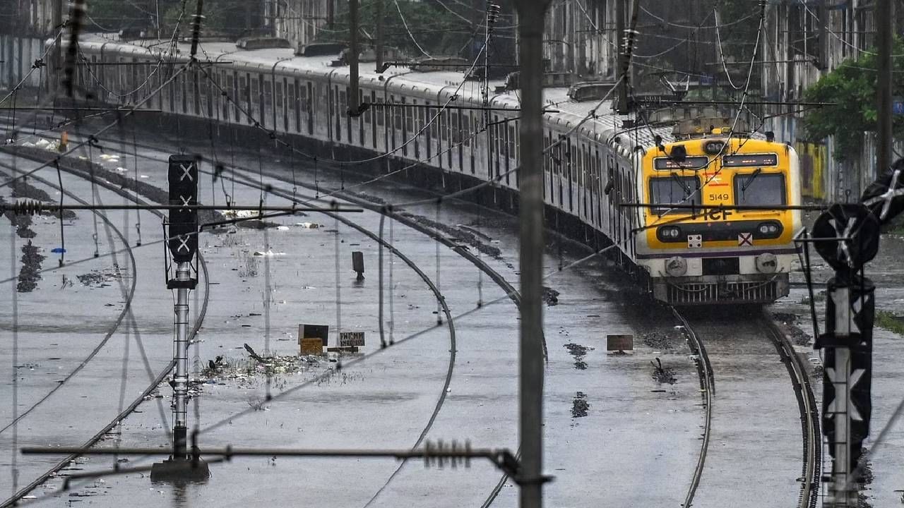 पावसाचा तडाखा! मध्य आणि हार्बर रेल्वे 15 ते 20 मिनिटे उशिराने, स्थानकात प्रवाशांची मोठी गर्दी पावसाचा तडाखा! मध्य आणि हार्बर रेल्वे 15 ते 20 मिनिटे उशिराने, स्थानकात प्रवाशांची मोठी गर्दी