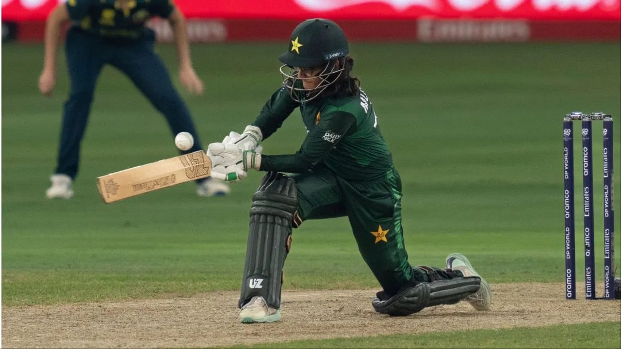 मुनीबाने आयर्लंड विरुद्धच्या या खेळीत 14 चौकार आणि 1 षटकार लगावला. अर्थात मुनीबाने 62 धावा या चौकार आणि षटकारच्या मदतीने केल्या. मुनीबाने यासह चौकार-षटकारांच्या मदतीने सर्वाधिक धावा करण्याचा स्वत:चा विक्रम आणखी भक्कम केला. Photo: PTI/Getty images)