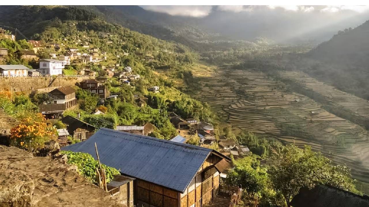 भारतातील अत्यंत सुंदर आणि हटके गाव जगात नावाजलेली आहेत. देशातील अनेक गावात नैसर्गिक सौंदर्य, संस्कृती आणि परंपरांचा मिलाफ दिसून येतो. नितांत सुंदर आणि निसर्गाच्या कुशीतील या गावांमध्ये पर्यटक हरकून जातात. हिमाचल प्रदेशातील डोंगर रांगातील मलाना हे गाव असंच अनोखं आहे.