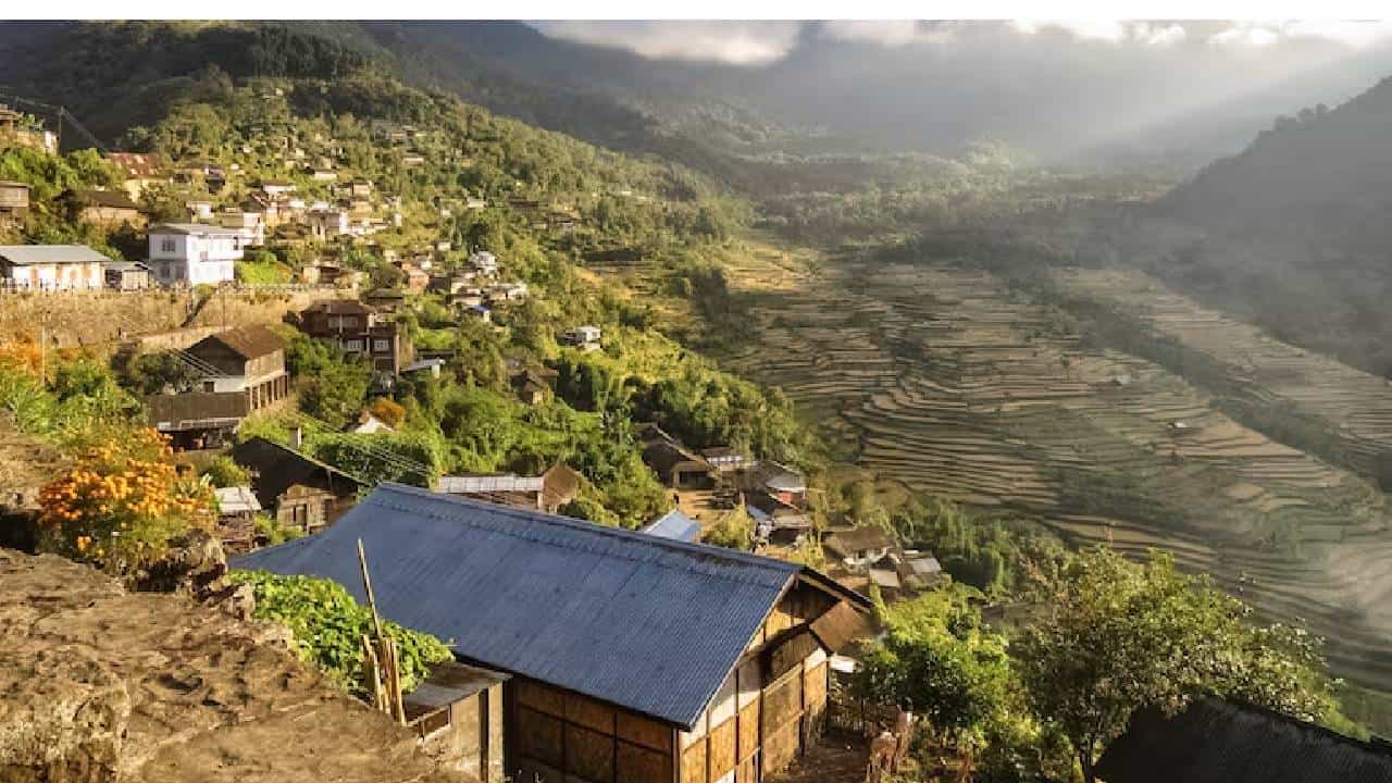 भारतातील अत्यंत सुंदर आणि हटके गाव जगात नावाजलेली आहेत. देशातील अनेक गावात नैसर्गिक सौंदर्य, संस्कृती आणि परंपरांचा मिलाफ दिसून येतो. नितांत सुंदर आणि निसर्गाच्या कुशीतील या गावांमध्ये पर्यटक हरकून जातात. हिमाचल प्रदेशातील डोंगर रांगातील मलाना हे गाव असंच अनोखं आहे.