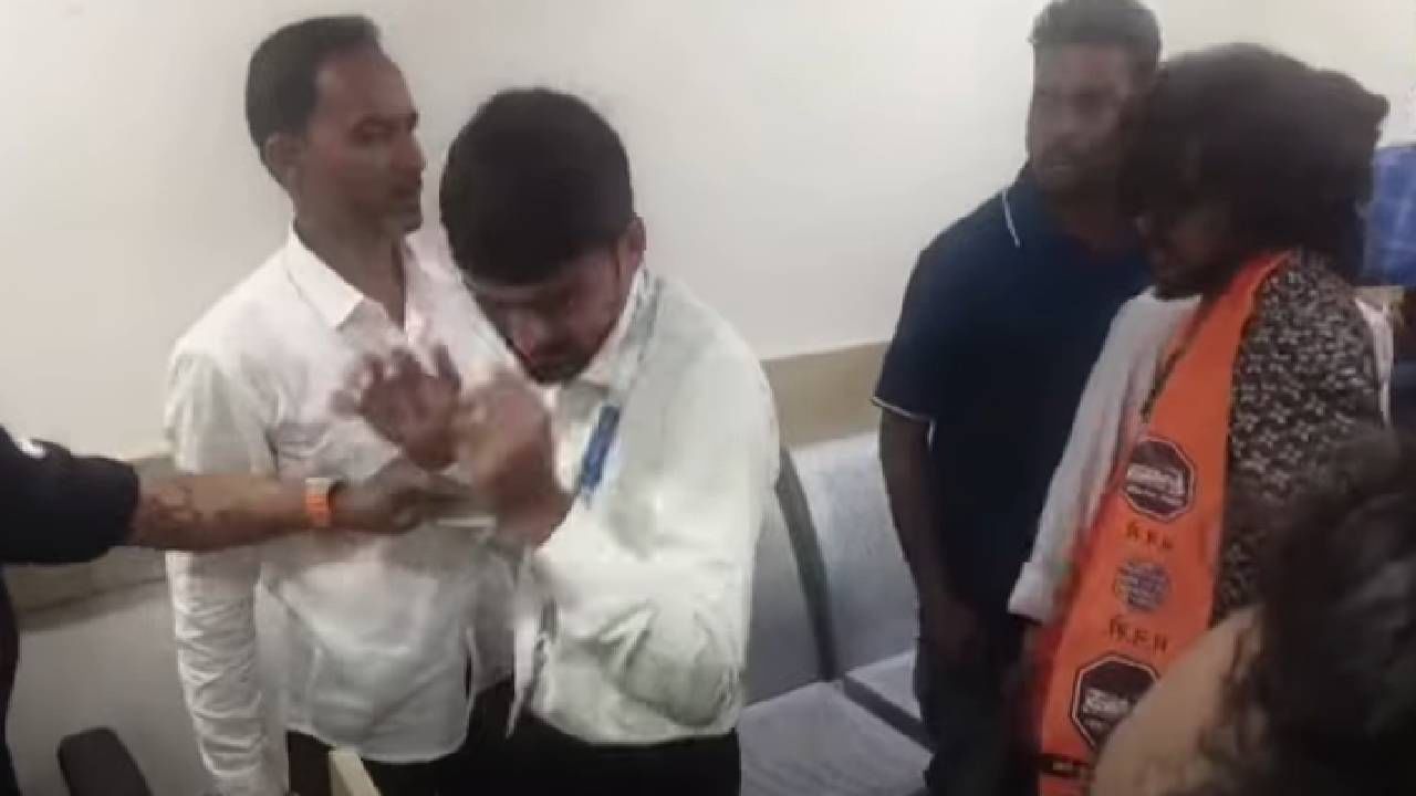 एका शेतकऱ्याची फसवणूक केल्याचा येस बँकेच्या नागपूर शाखेवर आरोप करण्यात आलाय. शेतकऱ्याची जेसीबी ताब्यात घेऊन तातडीने लिलाव करण्यात आला.  