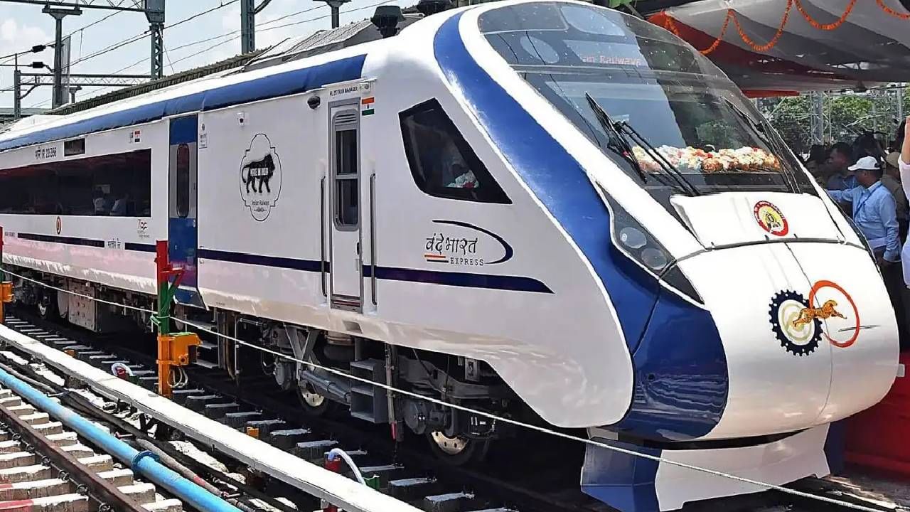 महाराष्ट्रात धावली 'बुलेट ट्रेन' 16 तासांचा प्रवास 10 तासांत पूर्ण, जाणून घ्या नागपूर-पुणे वंदेभारत एक्सप्रेसचा वेळ आणि तिकिट दर