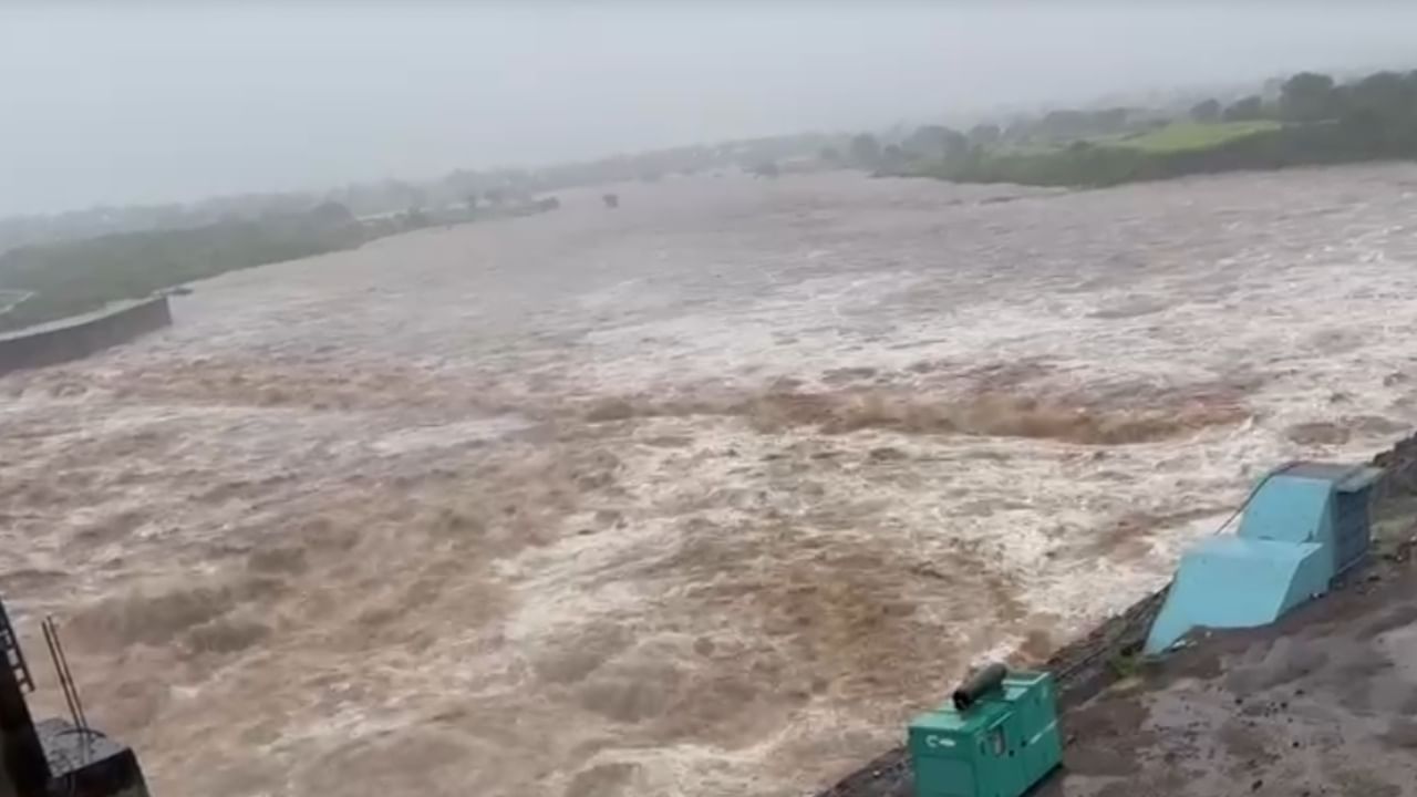 तसेच लेंडी धरणाच्या बॅकवॉटरमुळे पूरस्थिती अधिक गंभीर झाली आहे. सध्या एनडीआरएफची पथकं अत्यंत धोकादायक परिस्थितीत बचावकार्य करत आहेत. पुराच्या पाण्यातून नागरिकांना बाहेर काढण्याचे काम सुरू आहे.