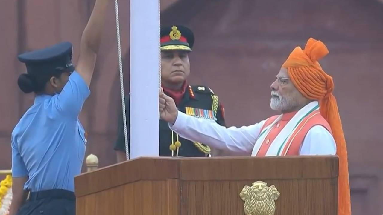 दरवर्षी स्वातंत्र्यदिनी मोदींच्या पगडीची विशेष चर्चा असते. त्यांच्या पगडीचा रंग, त्याचा कापड आणि ती बांधण्याची पद्धती.. याकडे सर्वांचं लक्ष वेधलं जातं. यंदाचाही त्यांचा भगवा फेटा विशेष चर्चेत आला आहे. 
