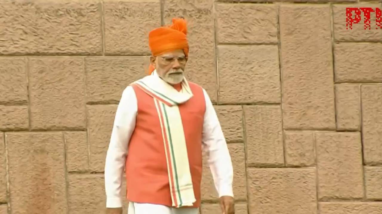 यावर्षी त्यांनी पांढरा कुर्ता आणि त्यावर भगवं नेहरू जॅकेट परिधान केलं होतं. त्याचसोबत डोक्यावर भगवा फेटा आणि गळ्यात तिरंग्याचा शॉल होता. दरवर्षी स्वातंत्र्यदिनी परिधान केलेल्या पोशाखातून मोदी राष्ट्रीय एकता, सांस्कृतिक वारसा आणि देशभक्तीचा संदेश देतात. 
