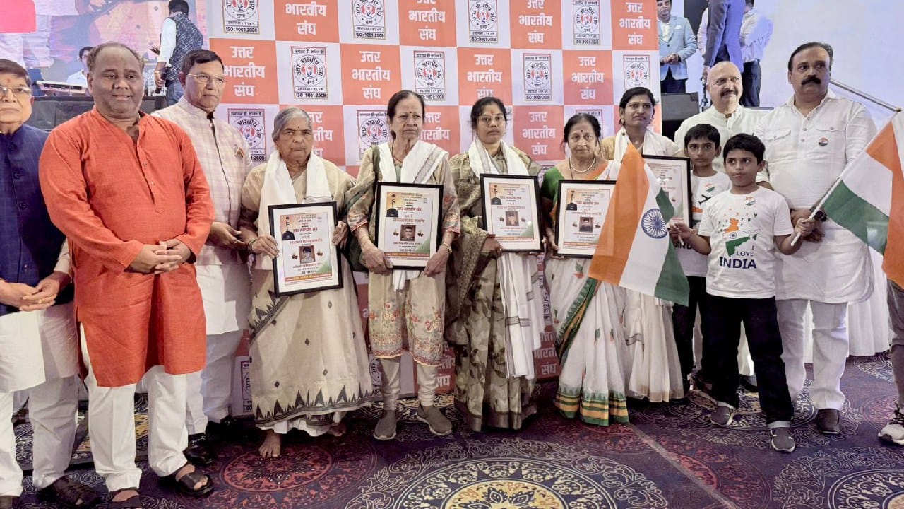 वांद्रे येथे अनोख्या पद्धतीने स्वातंत्र्यदिन साजरा, शहीदांच्या वारसदारांना उत्तर भारतीय संघाची आर्थिक मदत