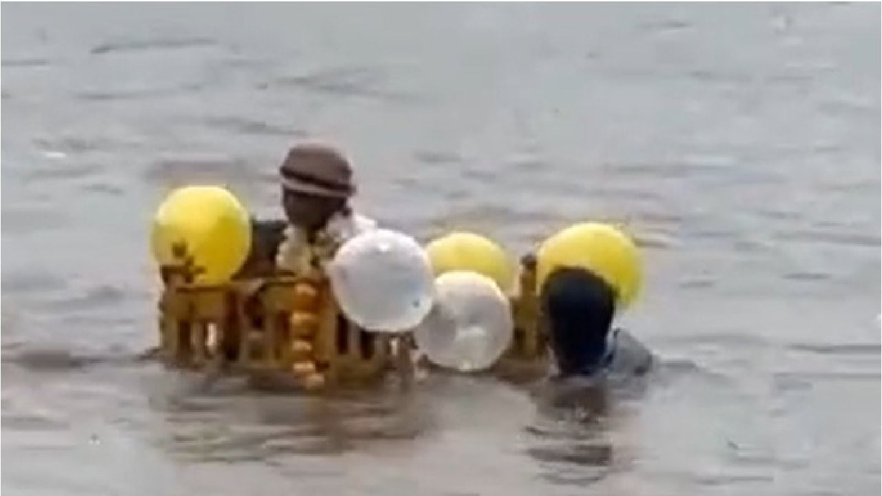 तब्बल 21 वर्षांनी मुलगा झाला,बाळाला पाळण्यात ठेवून कृष्णेच्या पात्रात प्रवास करीत नवस केले पुर्ण