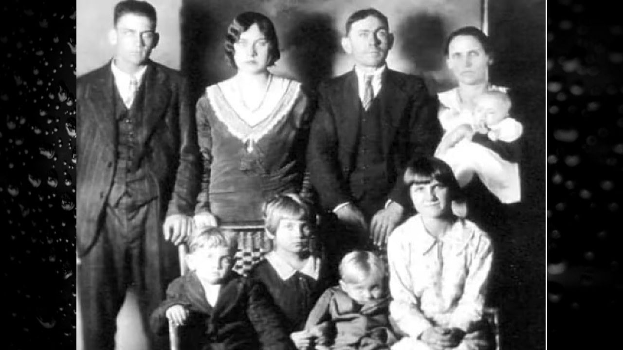 फॅमिलीचा फोटो काढला,अन् संपूर्ण कुटुंबालाच संपवले, एक रहस्य लपवण्यासाठी ७ जीव घेतले फॅमिलीचा फोटो काढला,अन् संपूर्ण कुटुंबालाच संपवले, एक रहस्य लपवण्यासाठी ७ जीव घेतले