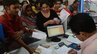 पैसे ट्रान्सफर करण्यावर लागणार चार्ज, या बँकांनी नवे दर लागू केले