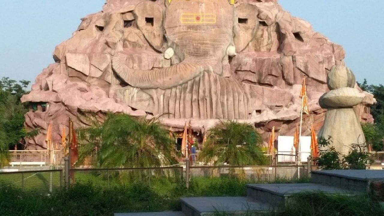 'हे' आहे आशियातील सर्वात भव्य गणेश मंदिर, जिथे बाप्पाची मूर्ती आहे 56 फूट उंच 'हे' आहे आशियातील सर्वात भव्य गणेश मंदिर, जिथे बाप्पाची मूर्ती आहे 56 फूट उंच