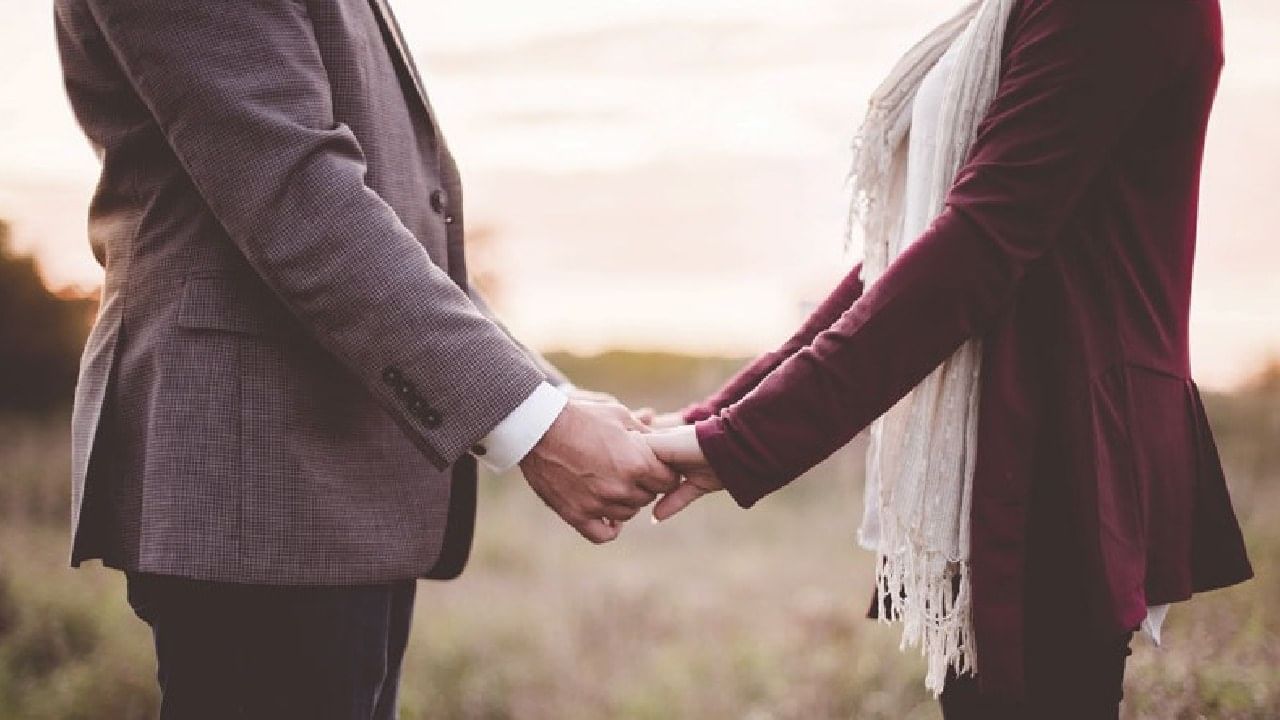 लग्न झाल्यानंतरही पत्नी पतीपासून 'या' गोष्टी का लपवते? जाणून घ्या यामागील कारण लग्न झाल्यानंतरही पत्नी पतीपासून 'या' गोष्टी का लपवते? जाणून घ्या यामागील कारण