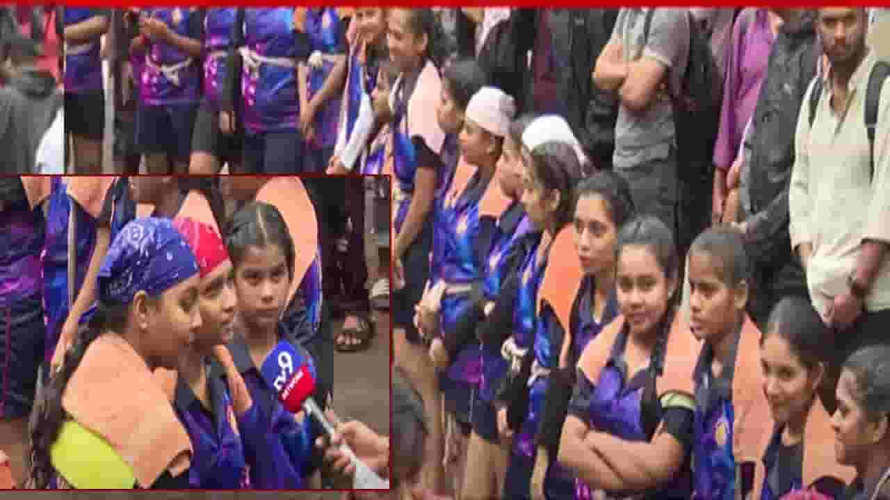 Idol Dahi Handi 2025 : दादरच्या आयडियल बुक डेपोजवळच्या दहीहंडीसाठी महिला गोविंदांची झुंबड