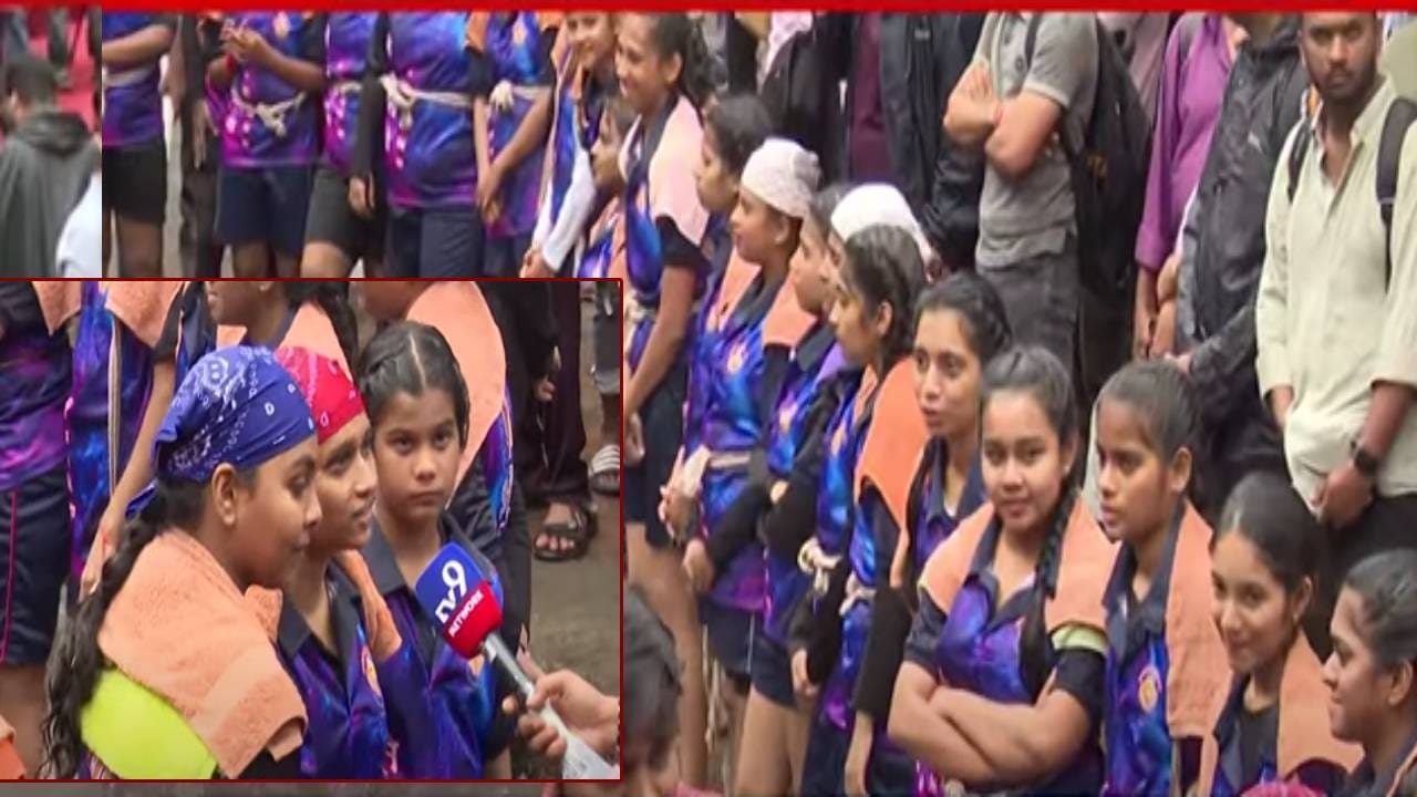 Idol Dahi Handi 2025 : दादरच्या आयडियल बुक डेपोजवळच्या दहीहंडीसाठी महिला गोविंदांची झुंबड Idol Dahi Handi 2025 : दादरच्या आयडियल बुक डेपोजवळच्या दहीहंडीसाठी महिला गोविंदांची झुंबड