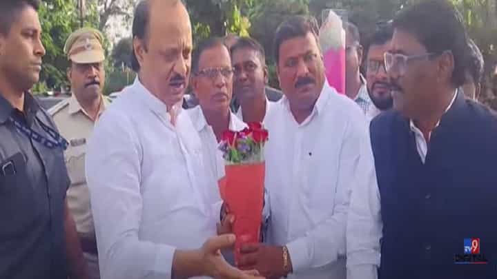 Ajit Pawar : वेड्याचा बाजार..लाजा वाटत नाही का रे? स्वागतासाठी आलेल्या कार्यकर्त्यांना दादांनी झापलं, पण घडलं काय? Ajit Pawar : वेड्याचा बाजार..लाजा वाटत नाही का रे? स्वागतासाठी आलेल्या कार्यकर्त्यांना दादांनी झापलं, पण घडलं काय?