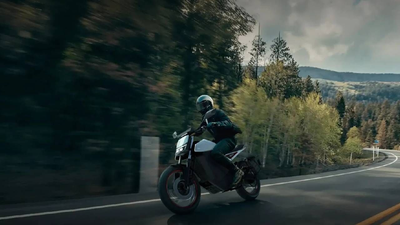 मन सुन्न करणारी घटना! बायको रस्त्यावरच मरून पडली… मदतीसाठी प्रत्येक गाडीसमोर तो ढसाढसा रडला, अखेर बाईकवरच मृतदेह बांधला अन्…