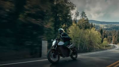 मन सुन्न करणारी घटना! बायको रस्त्यावरच मरून पडली... मदतीसाठी प्रत्येक गाडीसमोर तो ढसाढसा रडला, अखेर बाईकवरच मृतदेह बांधला अन्...