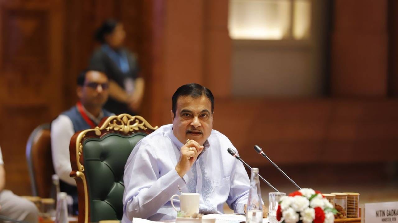 केंद्रीय मंत्री नितीन गडकरी यांनी गेल्या महिन्यात फास्टॅग वार्षिक पासची घोषणा केली होती. येत्या 15 ऑगस्टपासून देशभरात फास्टॅगचा वार्षिक पास सुरू होणार आहे. या पासमुळे वापरकर्त्यांना निवडक एक्स्प्रेस वेवर संपूर्ण वर्षभर किंवा फक्त 3000 रुपयांच्या किंमतीत 200 फेऱ्यांपर्यंत मोफत प्रवास करण्याची सुविधा मिळेल. 
