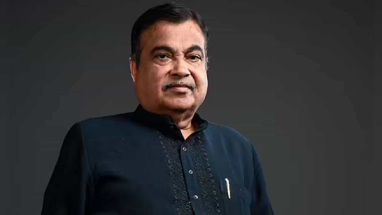 फास्टॅगचा वार्षिक पास उद्यापासून म्हणजेच 15 ऑगस्टपासून सुरू होत आहे. या पासची माहिती राष्ट्रीय महामार्ग प्राधिकरण (NHAI) पोर्टलवर उपलब्ध आहे. केंद्रीय रस्ते वाहतूक महामार्ग मंत्री नितीन गडकरी यांनी फास्टॅगच्या वार्षिक पासची घोषणा केली होती.