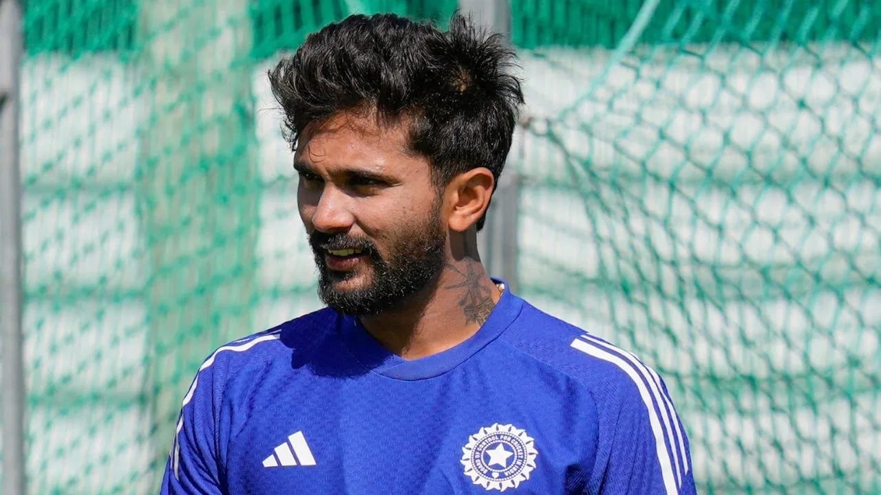 नितीश कुमार रेड्डी : हार्दिक पंड्या याच्यासह बॉलिंग ऑलराउंडर म्हणून खेळत होता. नितीशने बांगलादेश विरुद्ध टी 20i पदार्पण केलं होतं. मात्र आता नितीशची टी 20i मालिकेसाठी दुखापतीमुळे निवड करण्यात आली नाही. नितीशला इंग्लंड दौऱ्यात दुखापत झाली होती. (Photo Credit : PTI) 