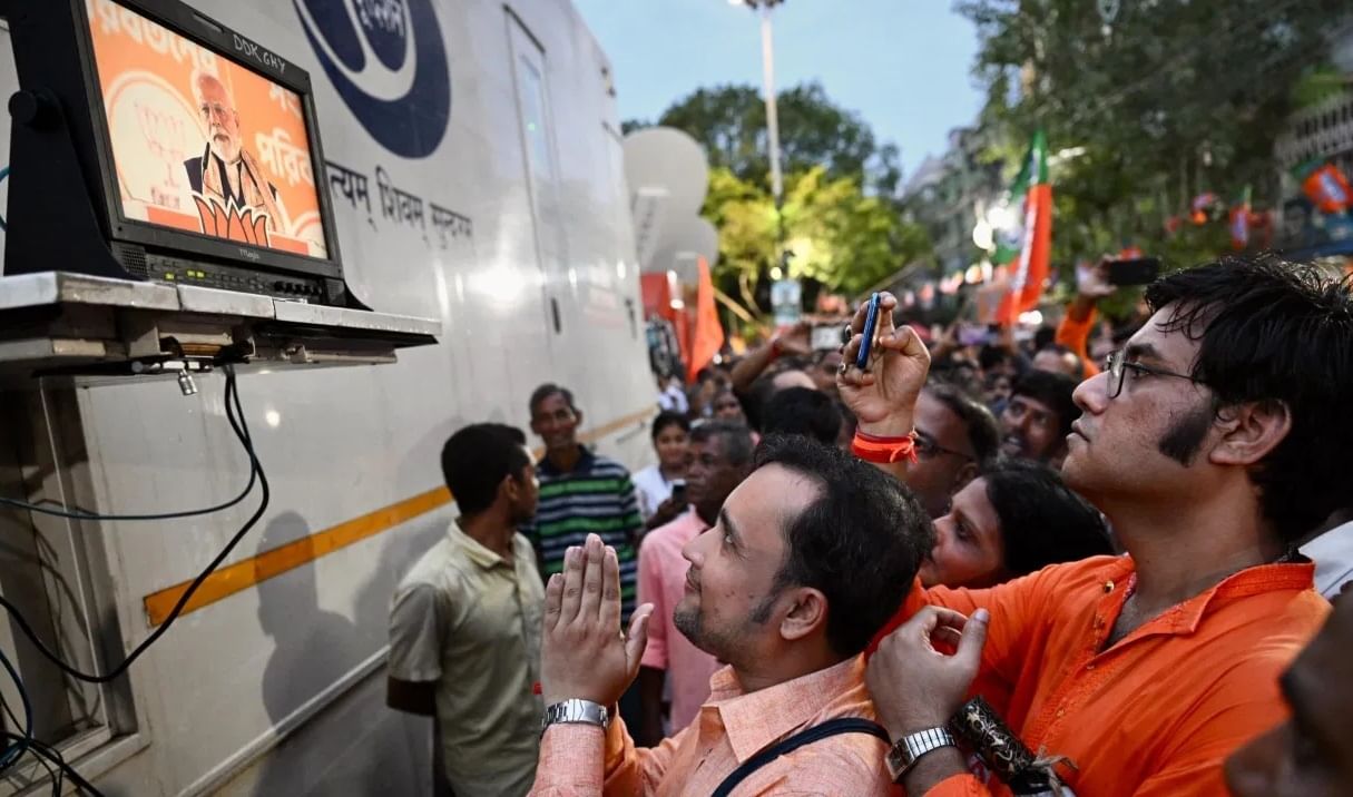 पीएम मोदी यांच्या कोलकाता येथील रॅलीत लोटला जनसागर, मोदी म्हणाले, 'टीएमसी जाणार, भाजपा येणार !' पीएम मोदी यांच्या कोलकाता येथील रॅलीत लोटला जनसागर, मोदी म्हणाले, 'टीएमसी जाणार, भाजपा येणार !'