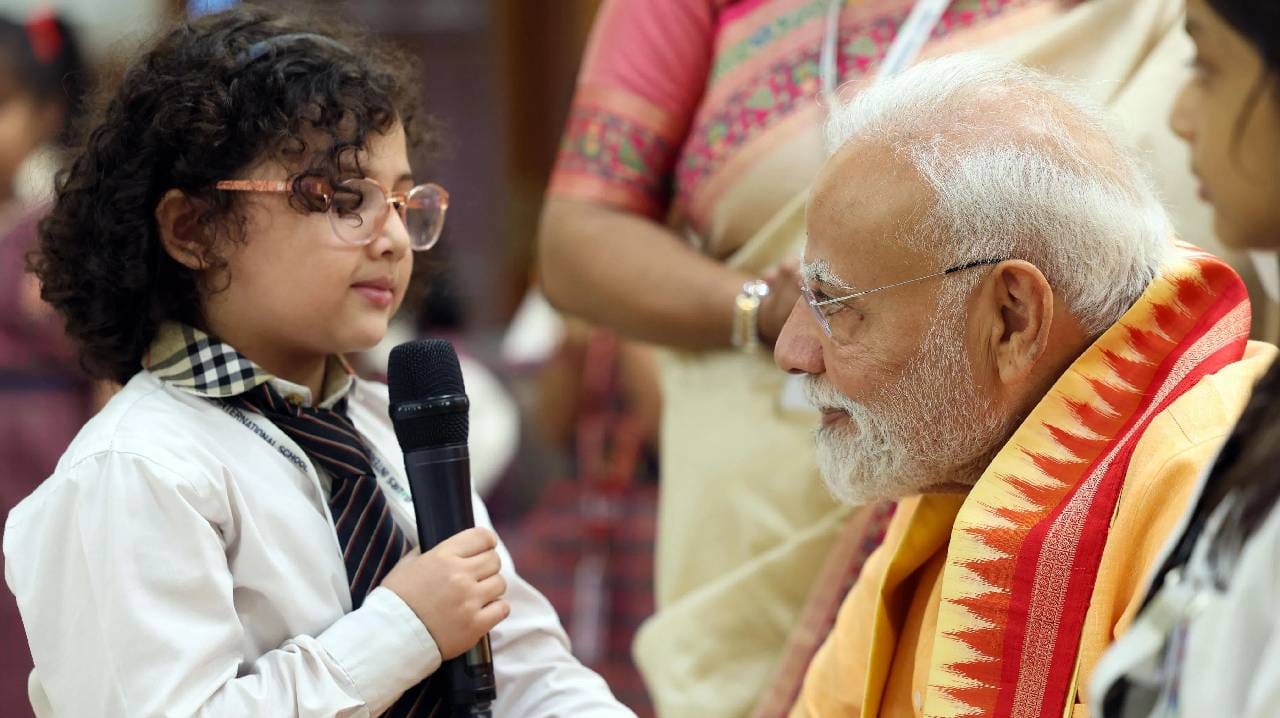 फोटोमध्ये दिसत आहे की पंतप्रधान नेरेंद्र मोठी विद्यार्थींनींसोबत राखी बांधताना गप्पा मारत आहेत. विद्यार्थीनींच्या चेहऱ्यावरील आनंद पाहण्यासारखा आहे.