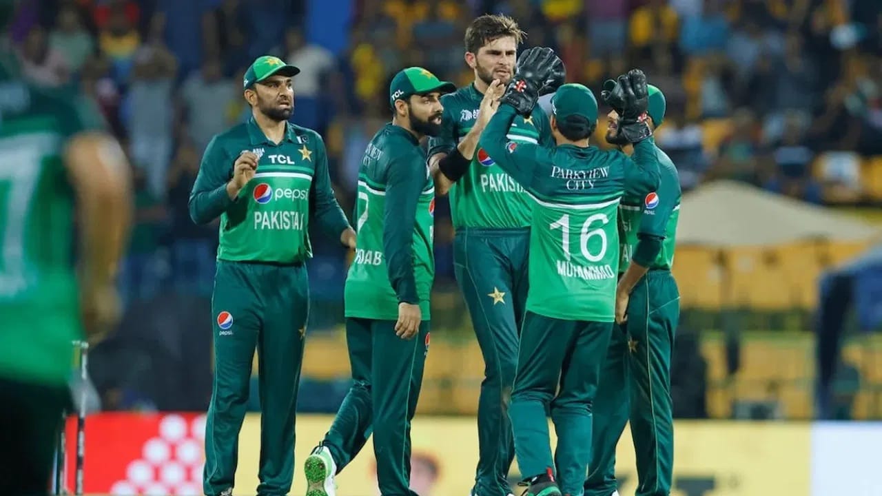 पाकिस्तान या यादीत तिसर्‍या क्रमांकावर विराजमान आहे. पाकिस्तान 5 वेळा आशिया कप फायनलमध्ये पोहचली होती. पाकिस्तानला या 5 पैकी फक्त 2 वेळाच आशिया कप उंचावता आला. तर 3 वेळा उपविजेता म्हणून समाधान मानावं लागलं. (Photo Credit :Tv9)