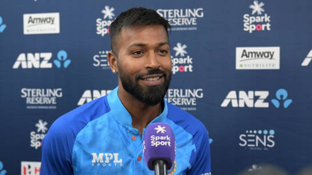 शिक्षणाचा पत्ता नाही, पण मैदानावर उतरताच क्रिकेटर फाड-फाड इंग्रजी कसे बोलतात? सीक्रेट आलं समोर! शिक्षणाचा पत्ता नाही, पण मैदानावर उतरताच क्रिकेटर फाड-फाड इंग्रजी कसे बोलतात? सीक्रेट आलं समोर!