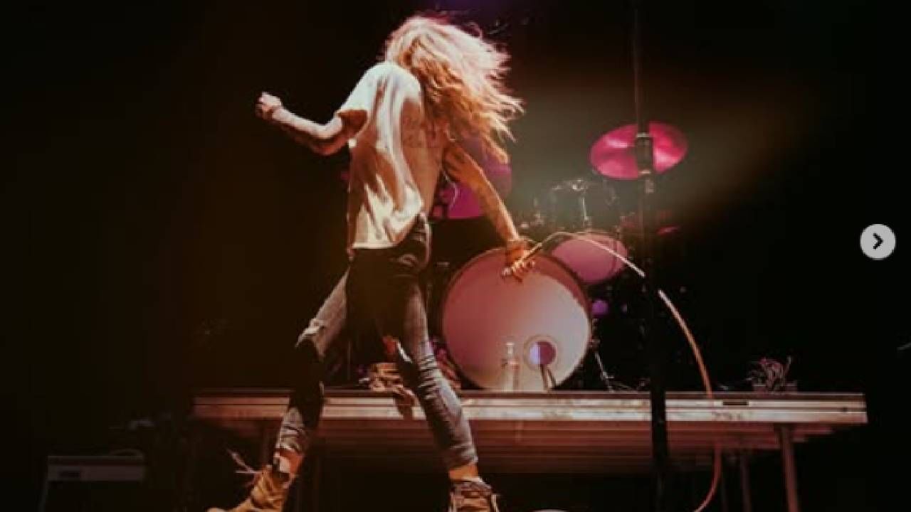 2009 मध्ये मायकेल जॅक्सनच्या निधनानंतर पॅरिस, तिचे भाऊ प्रिन्स आणि बिग जॅक्सन हे त्यांच्या आजी कॅथरीन जॅक्सन यांच्यासोबत राहत होते.