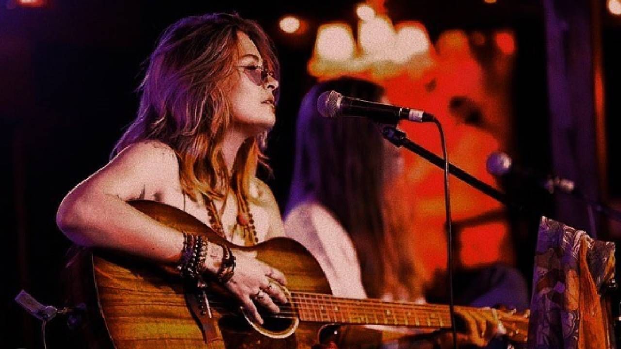 आता पॅरिस ही सोशल मीडियावर प्रचंड सक्रिय असते. ती सतत तिचे फोटो शेअर करताना दिसते. कधी टॉपलेस तर कधी श्वानासोबत फिरताना तिचे फोटो पाहायला मिळतात.