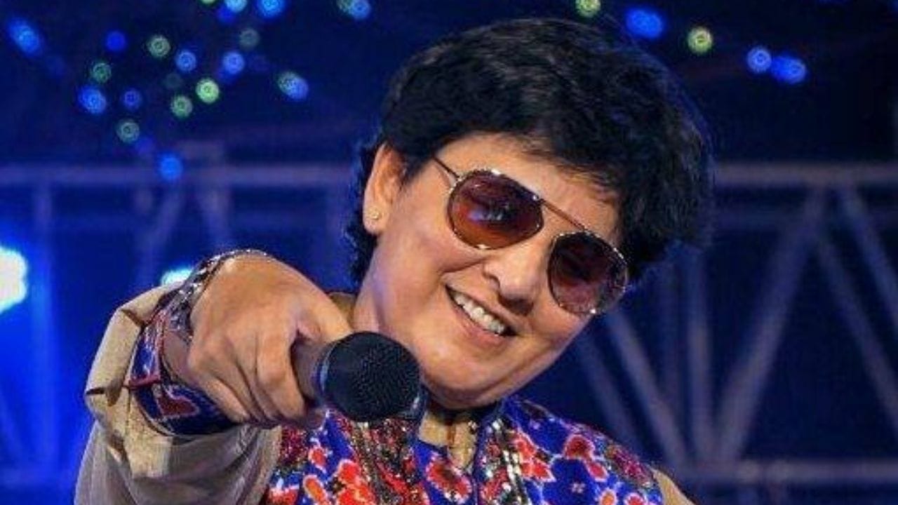 गरबा क्वीन म्हणून ओळखल्या जाणारी फाल्गुनी पाठक गेल्या अनेक वर्षांपासून बोरिवलीच्या सर्वात मोठ्या गरब्यामध्ये सादरीकरण करत होती. मात्र यंदा ती या गरब्यात दिसणार नाही. 