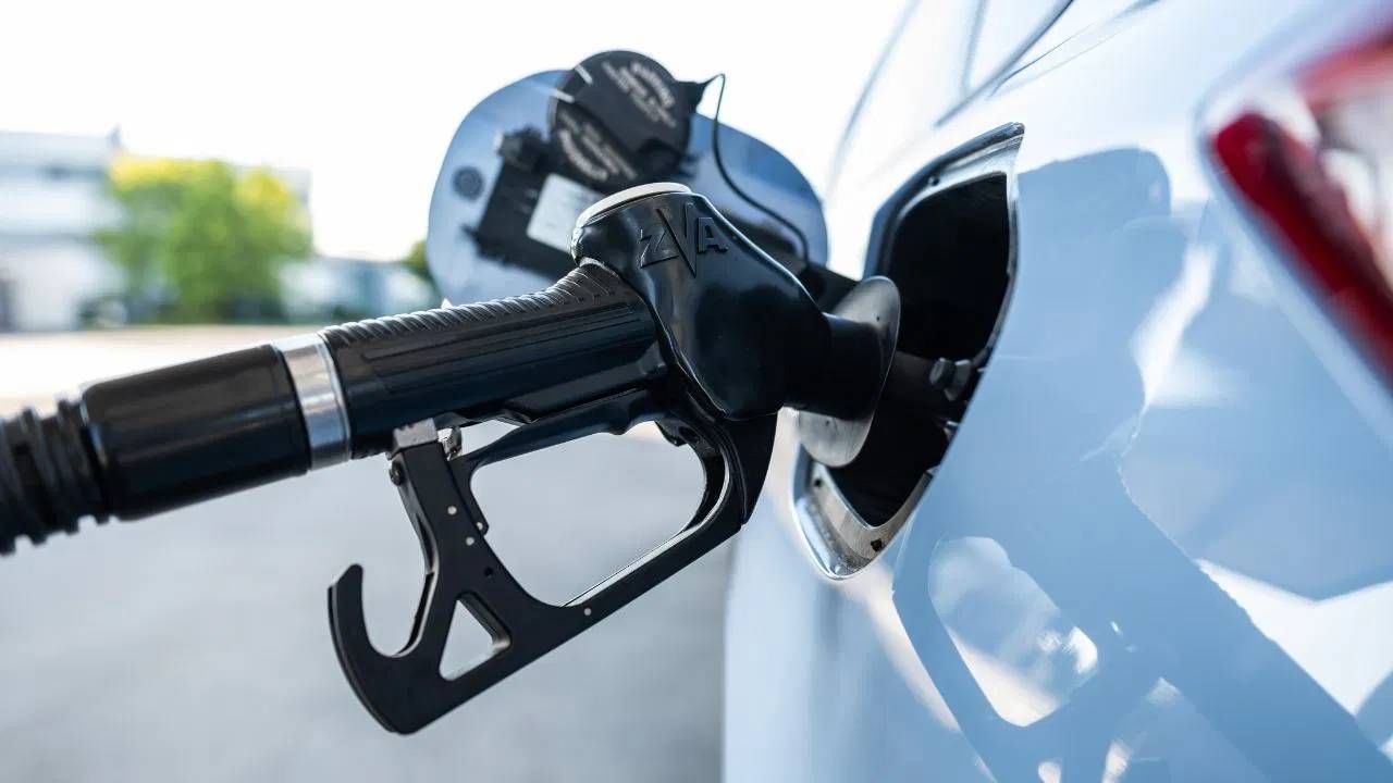 Cheapest Petrol Rate : मुंबईत एक लिटर पेट्रोल 103 रुपये पण या देशात प्रति लिटर पेट्रोल फक्त 2.50 रुपये, कुठे आहे हा देश?