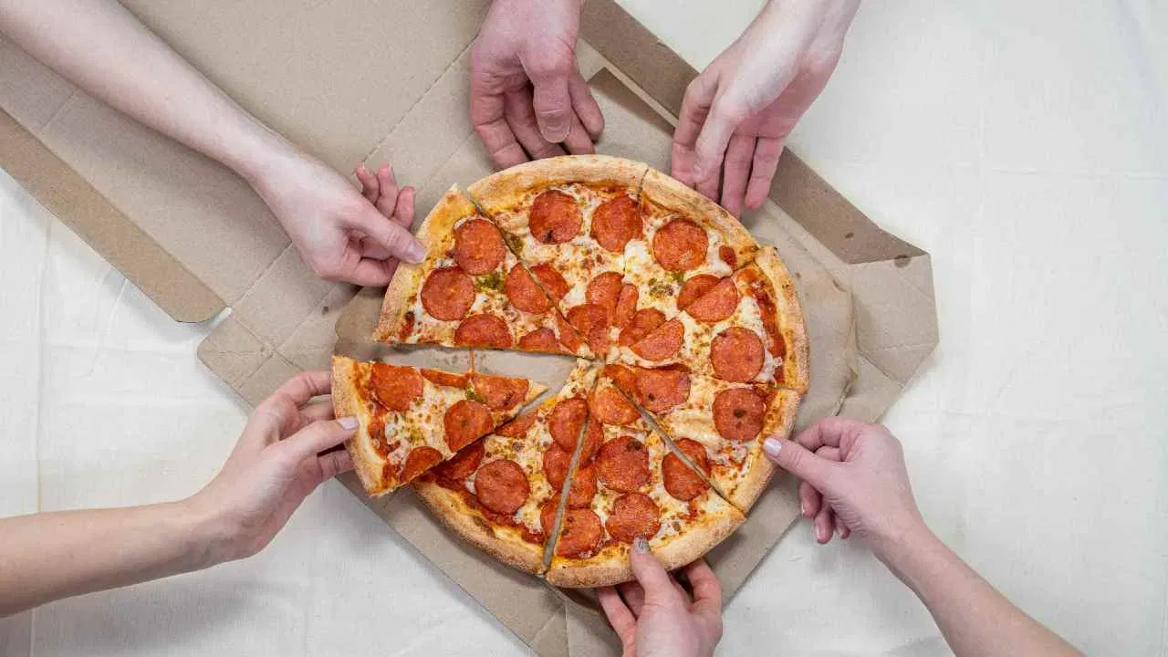 पिझ्झा जवळजवळ सर्व वयोगटातील लोकांना आवडतो. आजकाल पिझ्झाची क्रेझ खूप वेगाने वाढत आहे. आज आपण याबाबत महत्वाची माहिती जाणून घेणार आहोत.