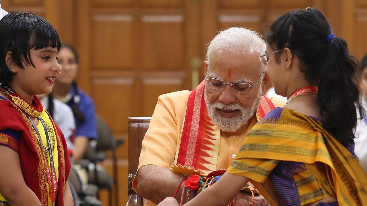 रक्षाबंधनाचा सण आज शनिवारी देशभरात मोठ्या उत्साहात साजरा होत आहे. भाऊ आणि बहीण यांच्यातील प्रेम दर्शवणाऱ्या या सणानिमित्त पंतप्रधान नरेंद्र मोदींसह देशातील अनेक मान्यवरांनी देशवासियांना शुभेच्छा दिल्या. पंतप्रधान मोदींनी आज 7 लोक कल्याण मार्गावरील आपल्या निवासस्थानी आलेल्या अनेक शालेय विद्यार्थिनी आणि काही साध्वींनी राखी बांधली.