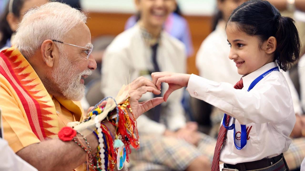 लोक कल्याण मार्गावरील पंतप्रधान निवासस्थानी मोठ्या संख्येने उपस्थित शालेय विद्यार्थिनींनी पंतप्रधान मोदींना राखी बांधली. यावेळी पंतप्रधान मोदींनी या विद्यार्थिनींशी संवाद साधला आणि हास्य-विनोदही केला.