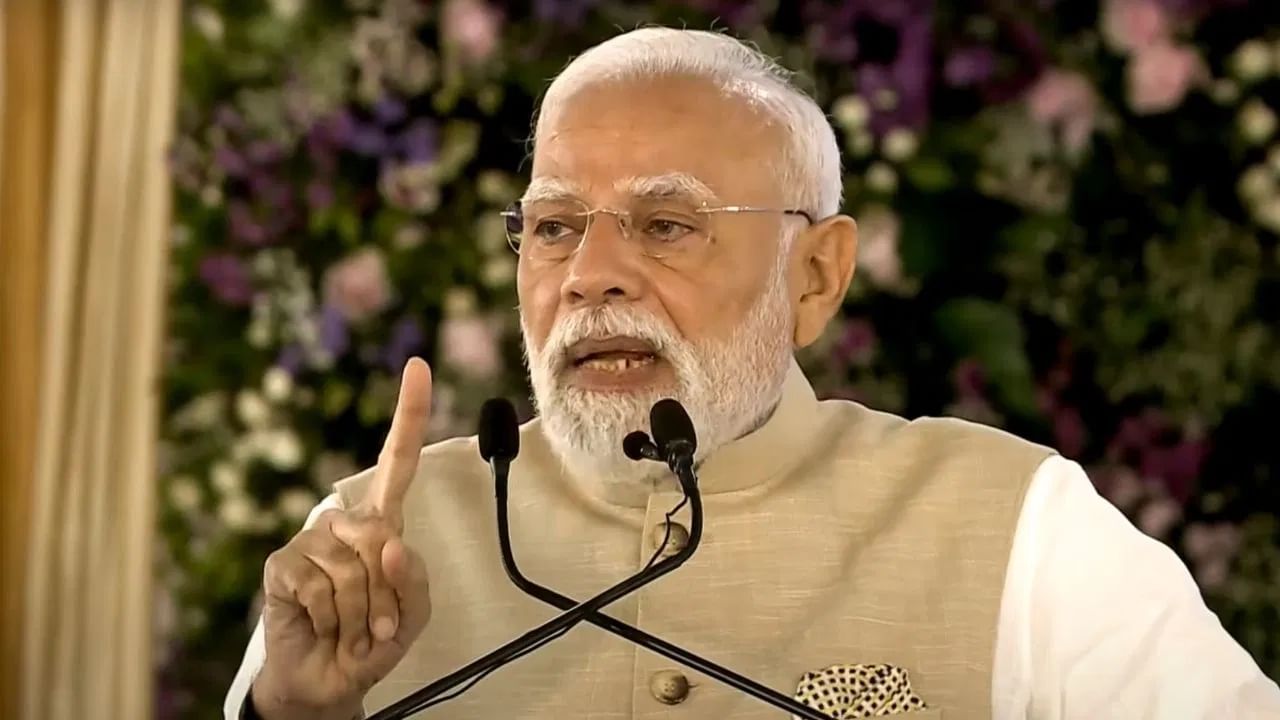 Mann Ki Baat : पॉडकास्टमधील मोदींच्या त्या चर्चेची दखल आणि फुटबॉलपटूंचं आयुष्य बदललं, पंतप्रधानांनी काय सांगितलं? Mann Ki Baat : पॉडकास्टमधील मोदींच्या त्या चर्चेची दखल आणि फुटबॉलपटूंचं आयुष्य बदललं, पंतप्रधानांनी काय सांगितलं?