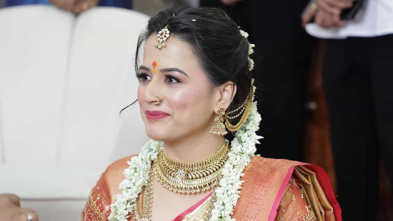 'स्वराज्यरक्षक संभाजी' या मालिकेतून अभिनेत्री प्राजक्ता गायकवाड घराघरात पोहोचली. प्रचंड लोकप्रियता मिळवलेली प्राजक्ता सध्या तिच्या खासगी आयुष्यामुळे चर्चेत आली आहे. प्राजक्ताने सोशल मीडियावर नुकतेच काही फोटो पोस्ट केले आहेत.