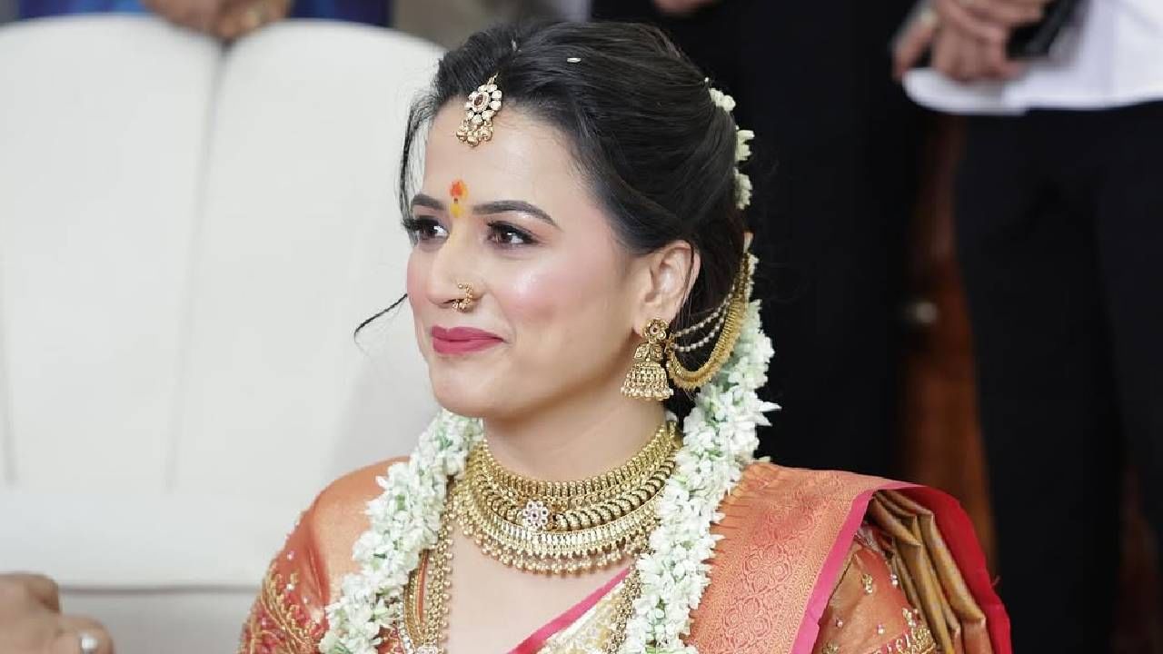 'स्वराज्यरक्षक संभाजी' या मालिकेतून अभिनेत्री प्राजक्ता गायकवाड घराघरात पोहोचली. प्रचंड लोकप्रियता मिळवलेली प्राजक्ता सध्या तिच्या खासगी आयुष्यामुळे चर्चेत आली आहे. प्राजक्ताने सोशल मीडियावर नुकतेच काही फोटो पोस्ट केले आहेत.