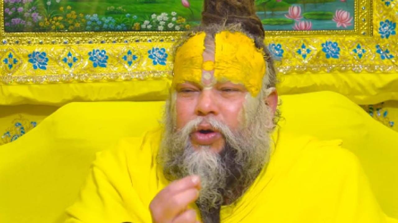 "ती फुलं आणि तुळशीचं पान देवाच्या चरणी वाहिले जातात. त्यामुळे त्यांचा आदर करणं खूप महत्त्वाचं असतं. प्रसादातील फूल, तुळशीचं पान जमिनीवर पडलेलं दिसल्यास त्याकडे दुर्लक्ष करून ते तसंच जमिनीवर ठेवणं योग्य नसतं. देवाची नजर सदैव आपल्यावर असते", असंही ते म्हणाले. 
