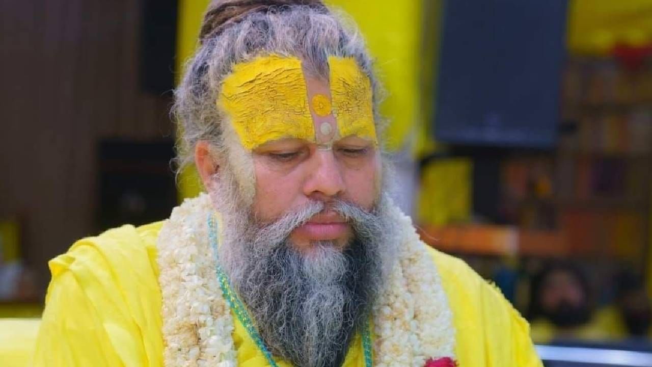 "मंदिरातील पूजनीय गोष्टी जेव्हा खाली पडतात किंवा पायाखाली येतात, तेव्हा मन खूप अस्वस्थ होतं. अशा वेळी काय करावं", असा सवाल त्या भक्ताने विचारला. 
