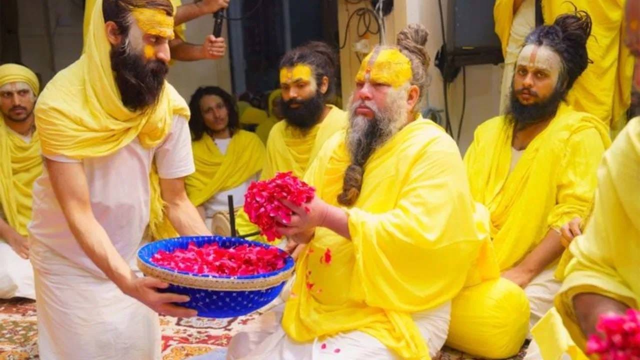 प्रेमानंद महाराज म्हणाले की व्यक्ती त्यांच्या कर्माच्या आधारे संकट टाळू शकतो. त्यामुळे मानवी जीवन वाया घालवू नका. वडीलधाऱ्या मंडळींची सेवा करा. जितके समाजासाठी काम कराल. तितका तुम्हाला फायदा होईल. 