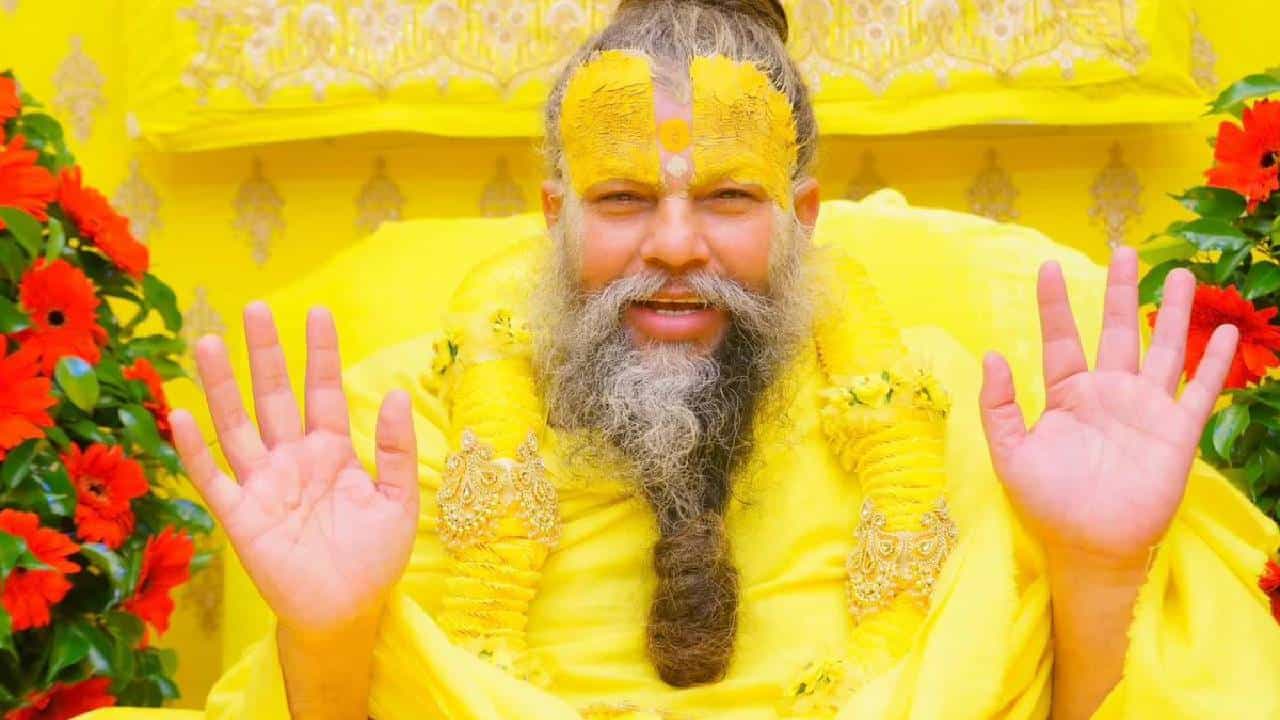 त्यांच्याकडे कार, घर, जमीन हे आहे का? पण अनेकांच्या मते, त्यांच्याकडे जर कोणी 10 रुपये जरी मागितले तरी ते त्यांच्याकडे नसतात. त्यांचे संपूर्ण जीवन संन्यास आणि भक्तीमार्गाला वाहिलेला आहे.
