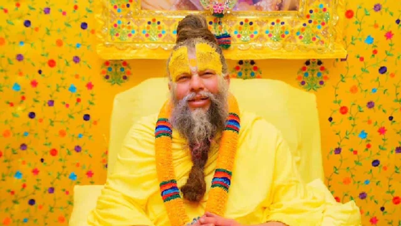 प्रेमानंद महाराजांच्या सत्संगात अनेक लोकांना काही ना काही गवसते. त्यांना जीवन कसं जगावं याचे मार्गदर्शन मिळते. महाराज म्हणतात या वाईट सवयींमुळे अनेकांचे नुकसान होते.