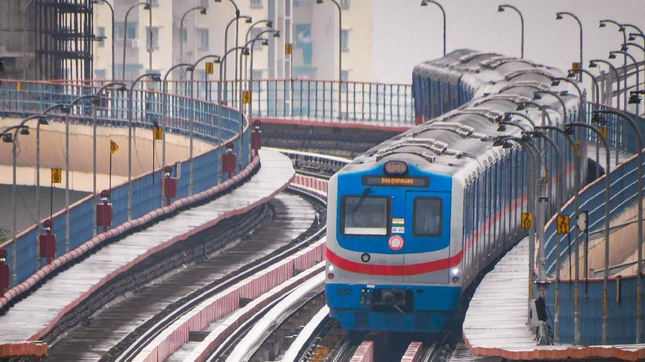 हे मेट्रो मार्ग कोलकात्याच्या काही अतिव्यस्त भागांना जोडतील, प्रवासाचा वेळ लक्षणीयरीत्या कमी करतील आणि बहुपर्यायी परिवहन व्यवस्थेला बळकटी देतील, ज्याचा लाखो दैनिक प्रवाशांना फायदा होणार आहे.