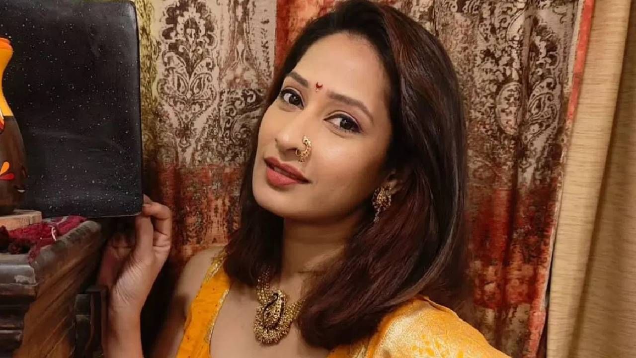 'पवित्र रिश्ता' या मालिकेत अंकिता लोखंडेची ऑनस्क्रीन बहीण साकारणारी अभिनेत्री प्रिया मराठेचं निधन झालं. वयाच्या 38 व्या वर्षी तिने अखेरचा श्वास घेतला. गेल्या काही वर्षांपासून तू कर्करोगाशी झुंज देत होती. प्रियाने अनेक मराठी आणि हिंदी मालिकांमध्ये काम केलंय. 
