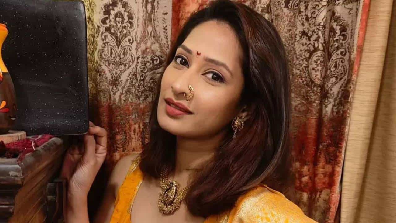 'पवित्र रिश्ता' या मालिकेत अंकिता लोखंडेची ऑनस्क्रीन बहीण साकारणारी अभिनेत्री प्रिया मराठेचं निधन झालं. वयाच्या 38 व्या वर्षी तिने अखेरचा श्वास घेतला. गेल्या काही वर्षांपासून तू कर्करोगाशी झुंज देत होती. प्रियाने अनेक मराठी आणि हिंदी मालिकांमध्ये काम केलंय.