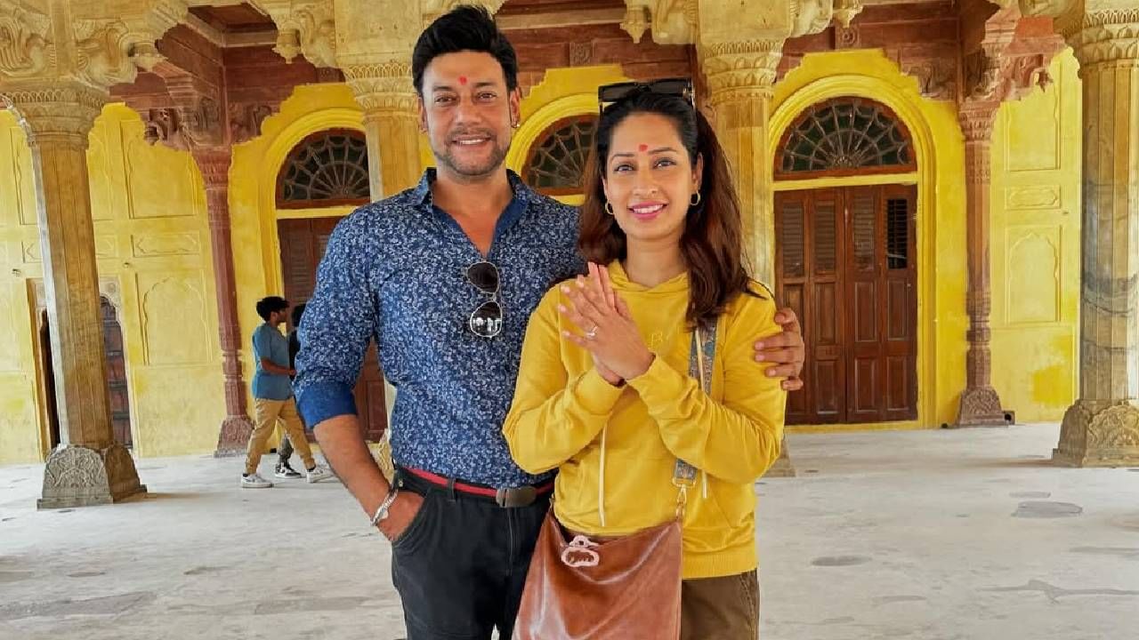 किल्ल्याची भव्यता आणि रचनेतील गुंतागुंत पाहून आम्ही थक्क झालो, असं कॅप्शन प्रियाने या फोटोंना दिला आहे. प्रियाच्या या शेवटच्या पोस्टवर चाहते कमेंट करत दु:ख व्यक्त करत आहेत. 'अजूनही विश्वास बसत नाहीये' अशा प्रतिक्रिया नेटकरी देत आहेत. 
